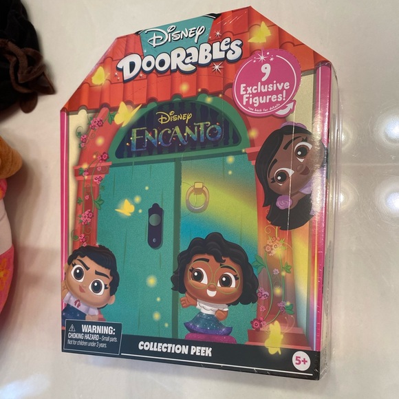 Disney Encanto blanket and doorables set - Picture 13 of 14